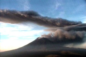 EL POPOCAT�PETL EMITE FUMAROLA DE 3 KIL�METROS