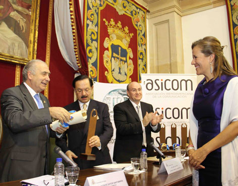 ESPOSA DE FCH RECIBE PREMIO IBEROAMERICANO
