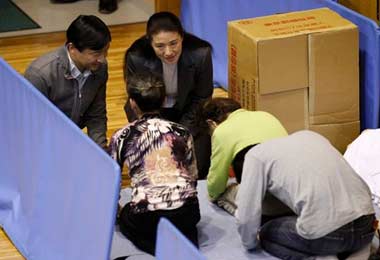 PR�NCIPES DE JAP�N VISITAN A V�CTIMAS DEL TERREMOTO