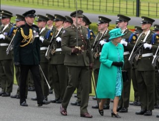 PROTESTAS POR LA VISITA A IRLANDA DE LA REINA ISABEL II