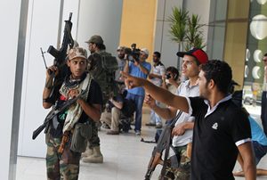 REBELDES ASALTAN BARRIO DONDE ESTÁ GADHAFI