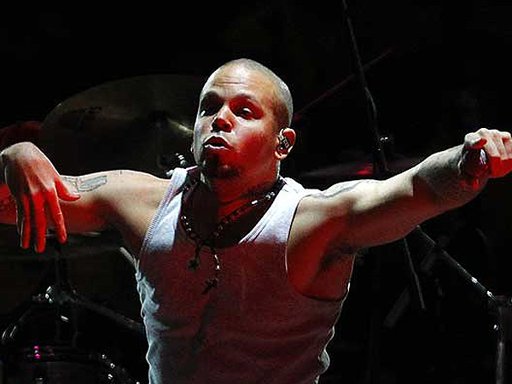 PERUANOS ATACAN A CANTANTES DE CALLE 13 EN PLENO CONCIERTO