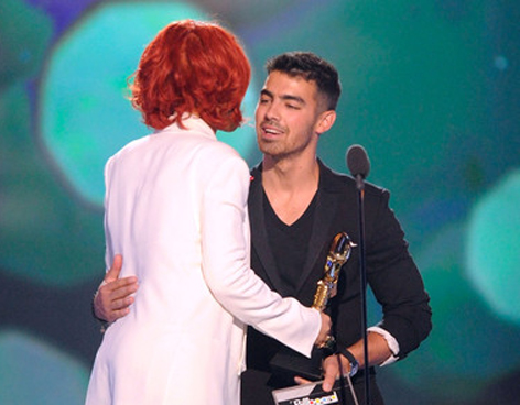 JOE JONAS ACOSADO SEXUALMENTE POR RIHANNA