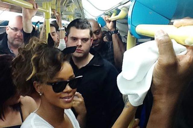 RIHANNA&nbsp;EN METRO PARA LLEGAR A CONCIERTO EN LONDRES