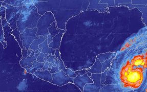 ALERTA DESDE CHETUMAL A CANC�N POR 'RINA'