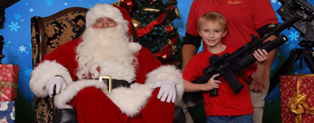 NI�OS SE SACAN FOTOS CON PAPA NOEL PORTANDO ARMAS