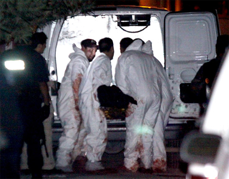 CUELGAN TRES CABEZAS HUMANAS Y SUS CUERPOS DESCUARTIZADOS EN TORRE�N