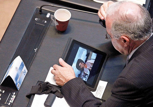 SENADOR MIRA PEL�CULAS DE CANTINFLAS EN SU IPAD