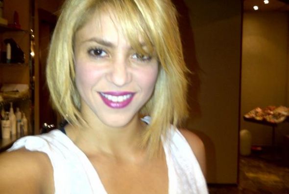 SHAKIRA ESTRENA NUEVO SEXY LOOK-FOTOS