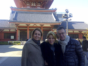 SHAKIRA PASEA EN TOKIO CON SUS SUEGROS-FOTOS