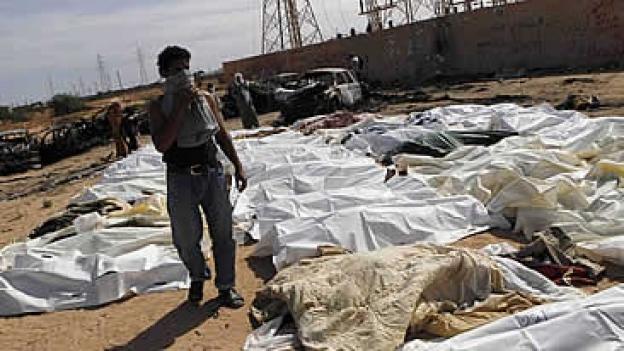 ABANDONAN 53 CUERPOS DE SEGUIDORES DE GADHAFI