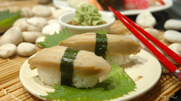 �CU�L ES LA FORMA CORRECTA DE COMER SUSHI?