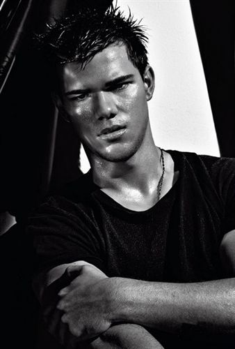 TAYLOR LAUTNER POSA SEXY EN REVISTA 'VMAN'