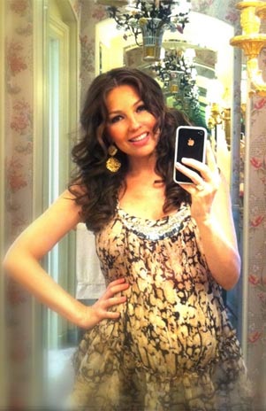 THAL�A COMPARTE EN TWITTER FOTO EMBARAZADA