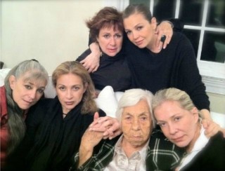 THAL�A MUESTRA FOTO DE UNI�N JUNTO A SUS HERMANAS