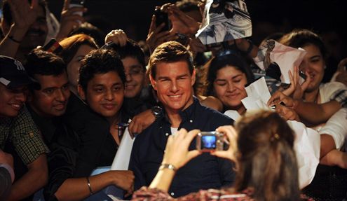 TOM CRUISE CONTRATA FANS PARA QUE LE APLAUDAN