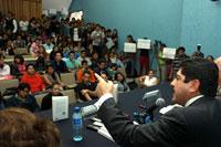 ABUCHEAN EN LA UNAM A MANUEL ESPINO