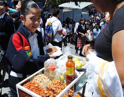 30 MIL ESCUELAS SIGUEN VENDIENDO COMIDA 'CHATARRA'