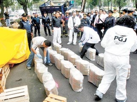 VUELCA VEH�CULO CON MARIGUANA EN TLALPAN