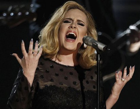 ADELE LA GRAN GANADORA SE LLEVA SEIS GRAMMY