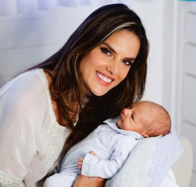FOTO: ALESSANDRA AMBROSIO PRESENTA A SU HIJO NOAH