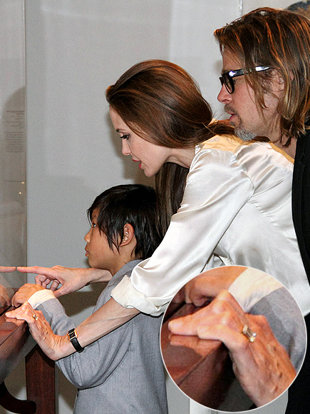 ANGELINA JOLIE ENSE�A ANILLO DE COMPROMISO - FOTOS