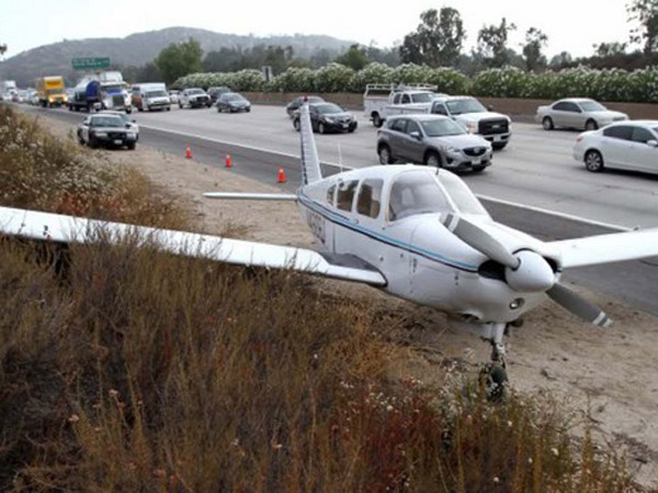 FOTOS: AVIONETA ATERRIZA DE EMERGENCIA EN AUTOPISTA