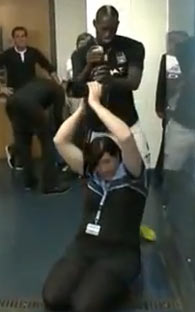 VIDEO: MARIO BALOTELLI ROBA C�MARA A FOT�GRAFA