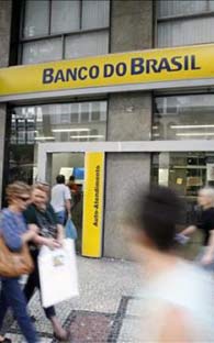 ABUELA INGRESA ARMADA A UN BANCO PARA EXIGIR 25 D�LARES