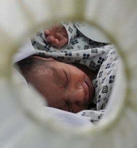 DAN POR MUERTA A BEBA PREMATURA Y DESPIERTA EN LA MORGUE