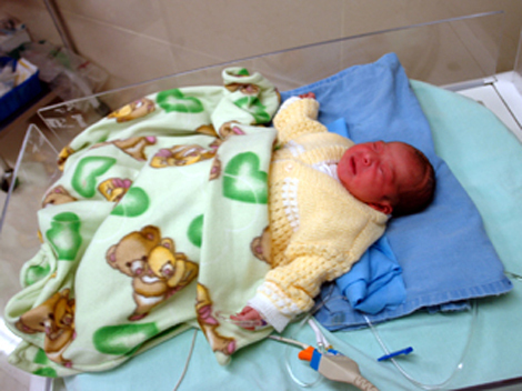 NI�A DE 14 A�OS DA A LUZ SOLA EN SU CASA Y ABANDONA AL BEB�