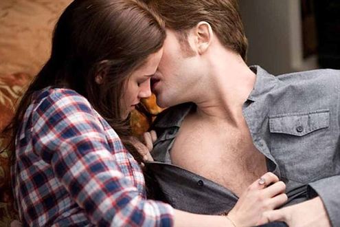 CORONAN A ROBERT PATTINSON ES EL ACTOR QUE PEOR BESA