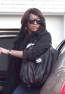 BOBBI KRISTINA DE NOVIA CON SU HERMANO
