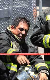 TRES NI�OS HACEN FRENTE A UN INCENDIO; UNO MURI�