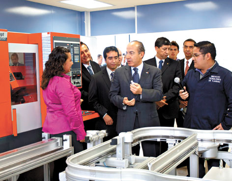 FELIPE CALDER�N ANUNCIA MILL�N DE BECAS