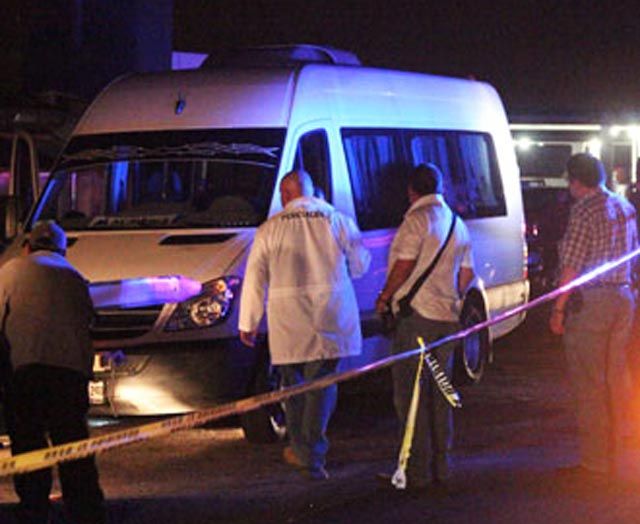 ABANDONAN CAMIONETA CON 14 MUERTOS EN SAN LUIS POTOS�