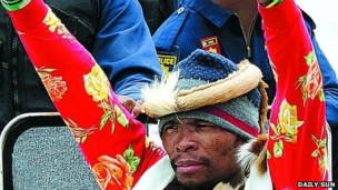 CANTANTE RESUCITADO GENERA REVUELO EN SUD�FRICA