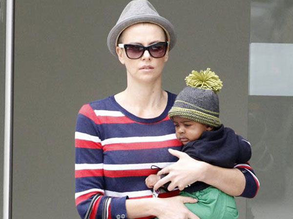 FOTOS: CHARLIZE THERON SE RAPA LA CABEZA