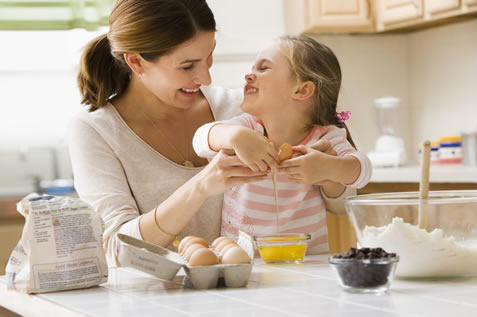 BENEFICIOS DE COCINAR CON TUS HIJOS