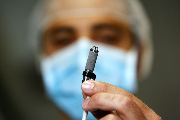 IMPLANTAN A UN BEBE EL CORAZ�N ARTIFICIAL MAS PEQUE�O