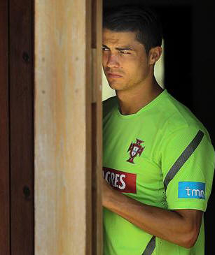 CR7 RECHAZA DAR AUT�GRAFO A NI�A