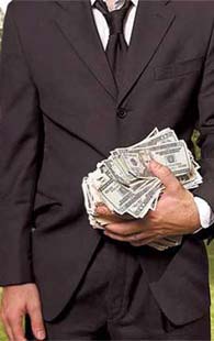 EMBAJADOR FALSO PED�A DONACIONES Y JUNT� 15 MIL D�LARES