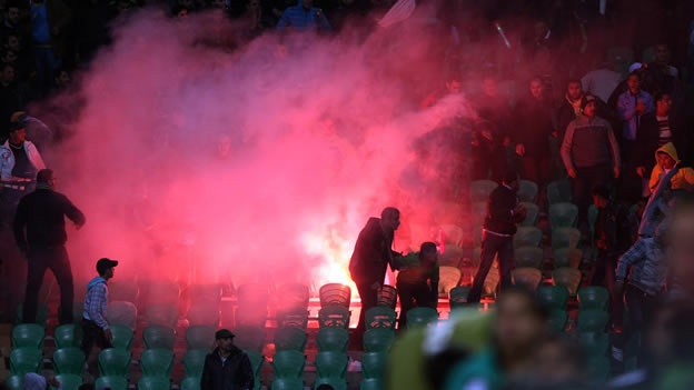 TRES D�AS DE LUTO EN EGIPTO POR MASACRE EN PARTIDO DE F�TBOL