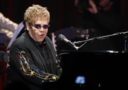 INTERNAN A ELTON JOHN POR INFECCI�N RESPIRATORIA