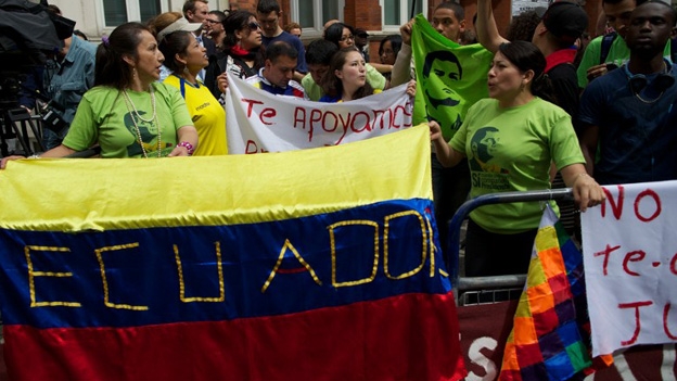 ECUADOR DA ASILO DIPLOM�TICO A JULIAN ASSANGE