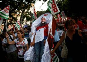 ESPA�OLES PROTESTAN POR RECORTES DE RAJOY