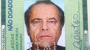FALSIFICA DOCUMENTO NACIONAL CON IDENTIDAD DE FAMOSO ACTOR