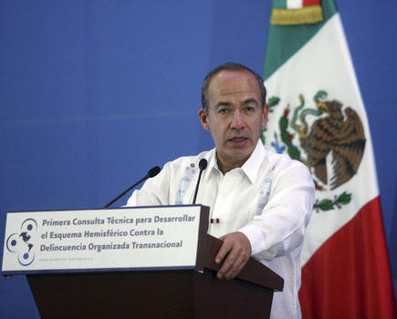 FELIPE CALDER�N VIOLA DE NUEVO LA CONSTITUCION