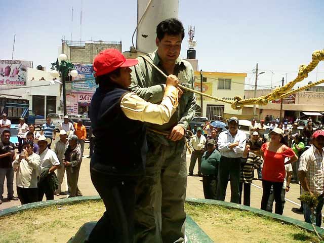FOTOS: ATAN A FUNCIONARIO DE PUEBLA AL ASTA MUNICIPAL