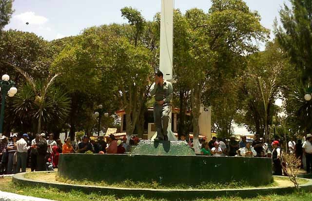 FOTOS: ATAN A FUNCIONARIO DE PUEBLA AL ASTA MUNICIPAL
